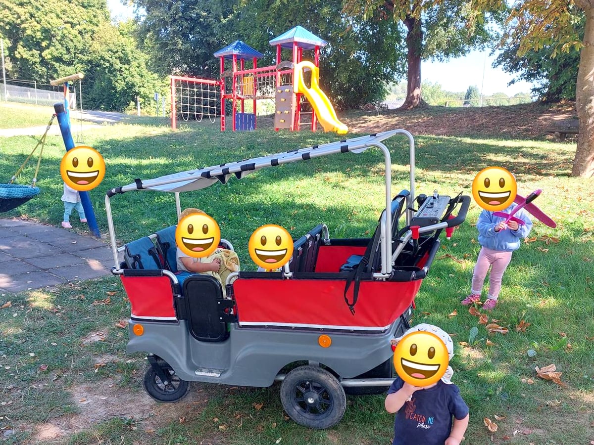 Ausflug zum Spielplatz mit Ausflugswagen, Gesichter unkenntlich gemacht