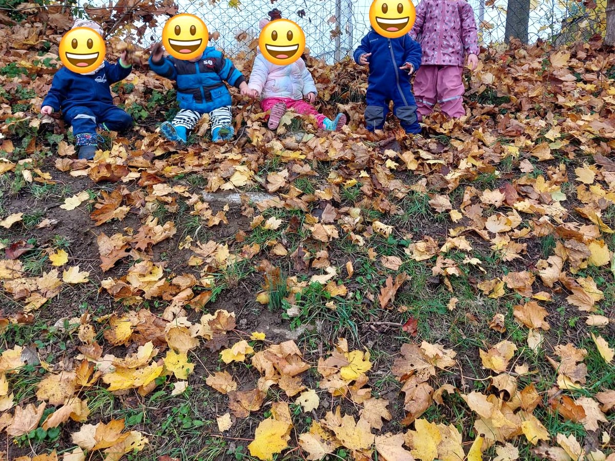 Kinder im Herbstlaub draußen, Gesichter unkenntlich gemacht